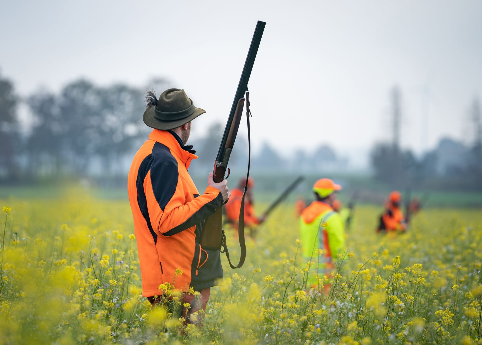 Chasseur équipé d'une carabine et de vêtements de chasse