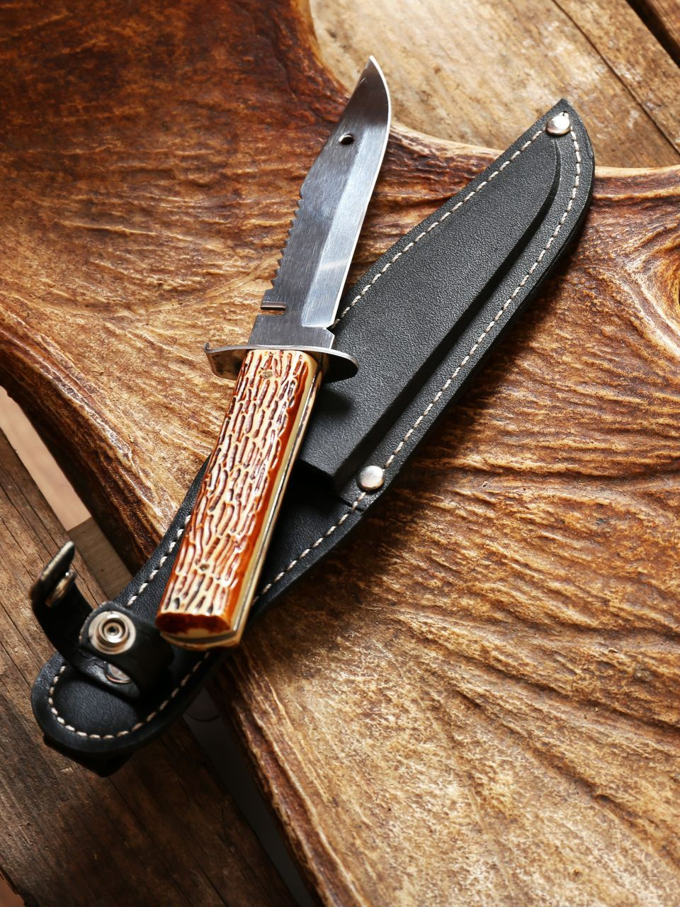 Couteau posé sur du bois