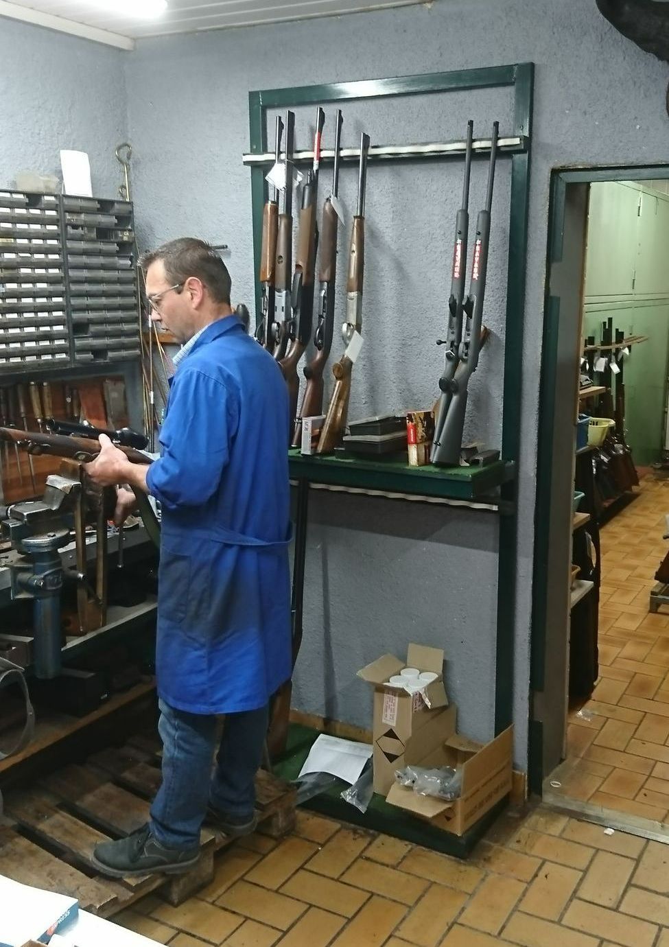 Armurier dans son atelier de réparation