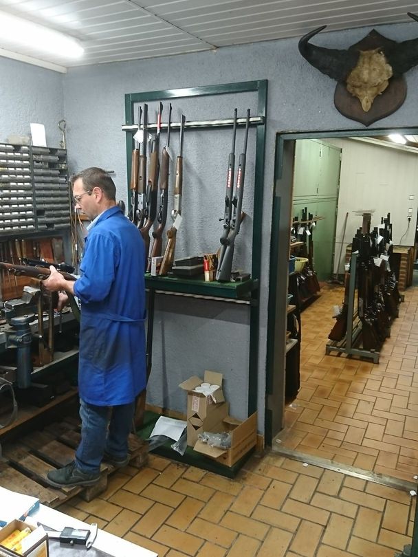 Armurier dans son atelier