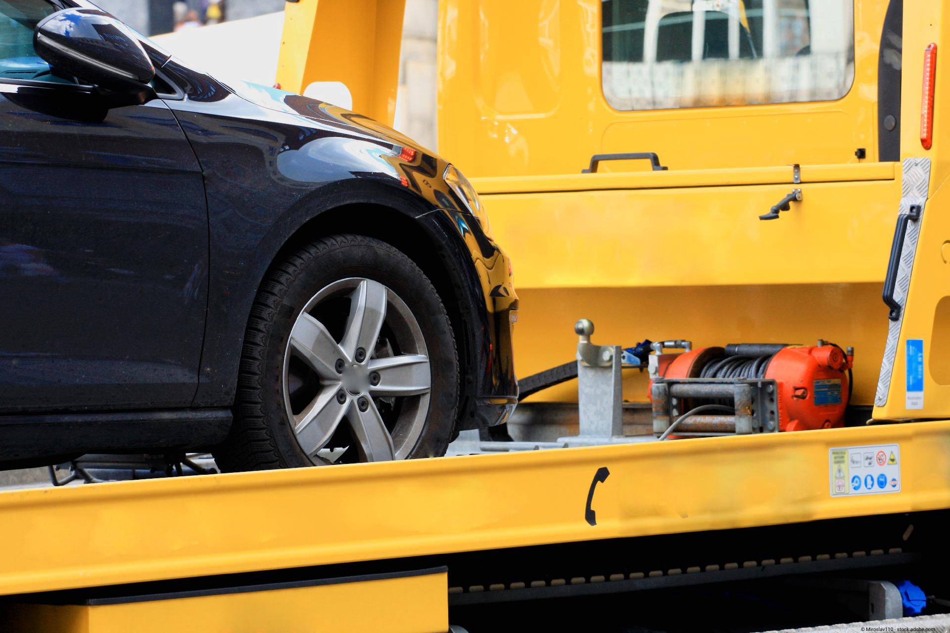 Auto wird auf Abschleppfahrzeug verladen.