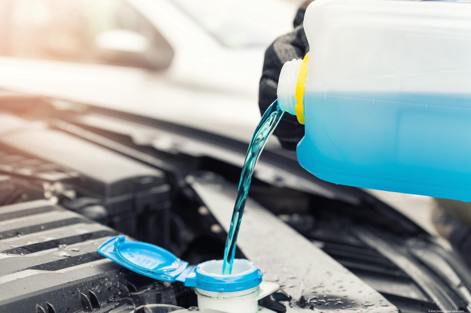 Kühlflüssigkeit wird in den Motor eingefüllt.