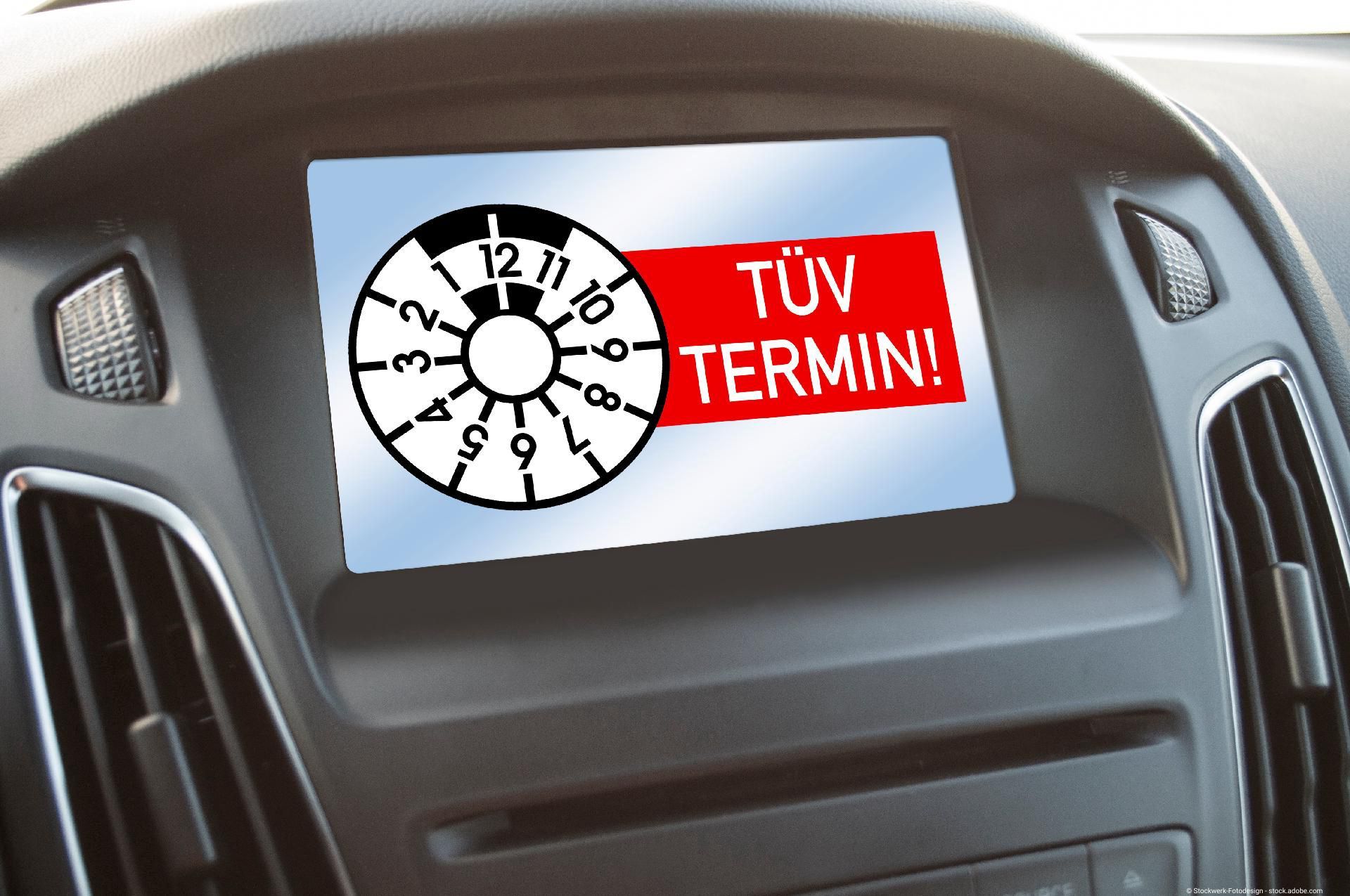 TÜV-Plakette im Auto.