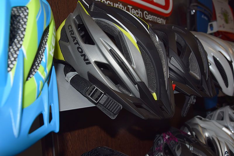 Fahrradhelme in untersch. Farben und Formen