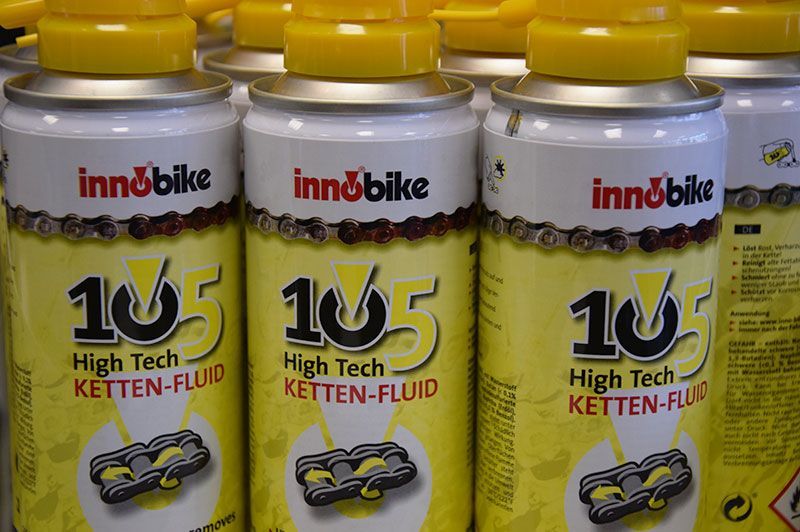 Ein paar Dosen Innobike High Tech Kettenfluid