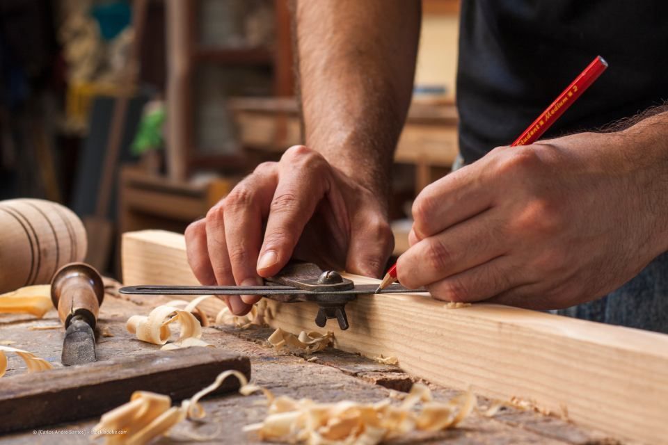 Tischler bei der Arbeit