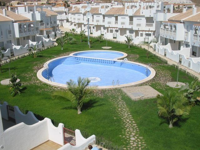 Una vista aérea de una piscina en una zona residencial.
