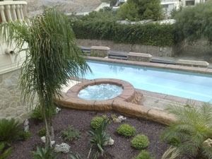 Una piscina con un jacuzzi en el medio.