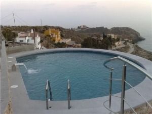 Una gran piscina con escaleras que conducen a ella.