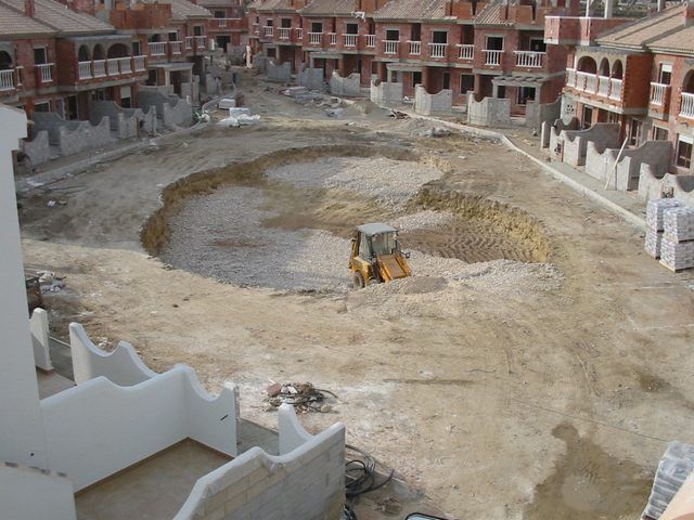 Un sitio de construcción con un gran agujero en el medio