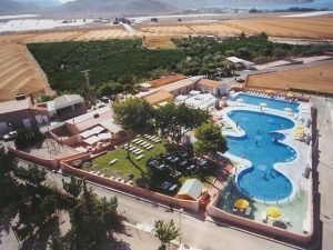 Una vista aérea de una gran piscina rodeada de árboles.