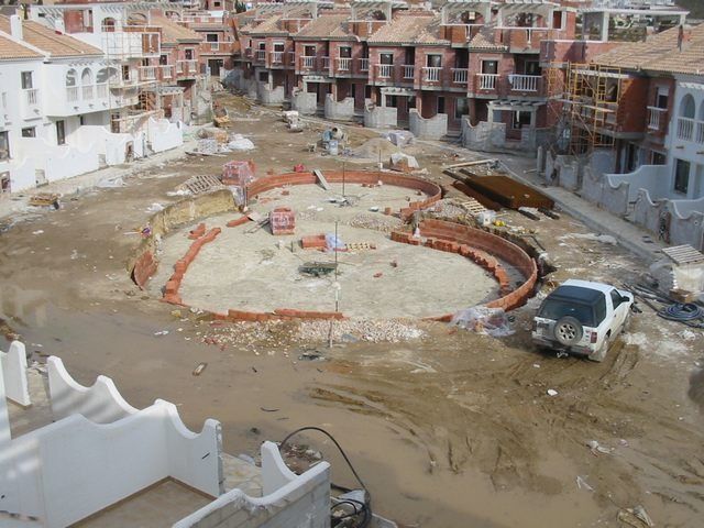 Una camioneta blanca está estacionada en medio de una zona inundada