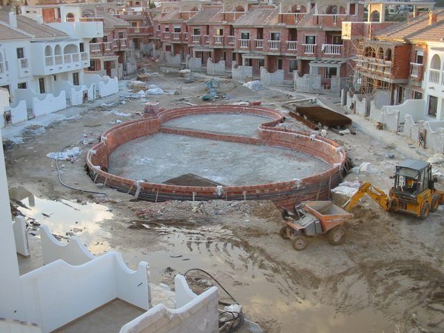 Una vista aérea de un sitio de construcción con un gran círculo en el medio.