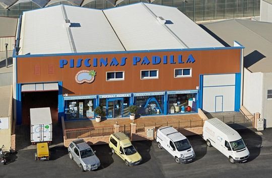 Una vista aérea de un edificio que dice Piscinas Padilla