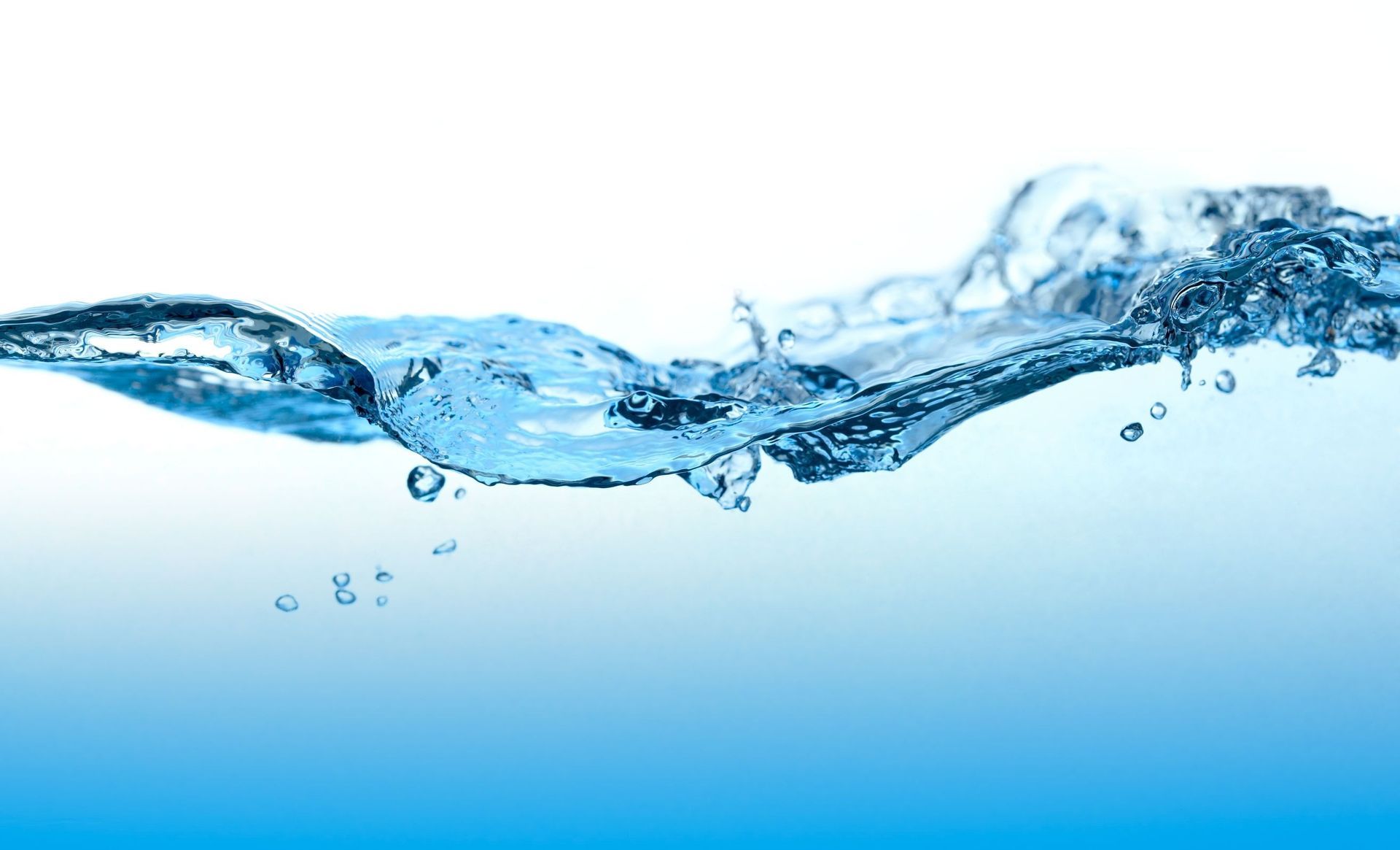 Un primer plano de agua salpicando sobre una superficie azul.