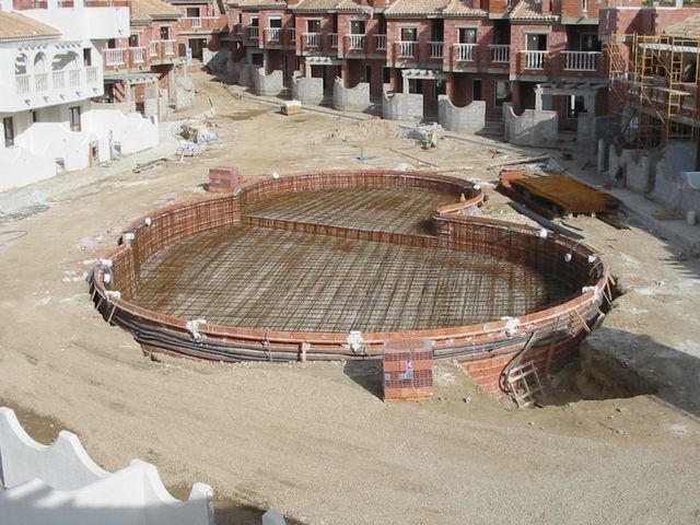 Se está construyendo una gran piscina redonda en una zona residencial.