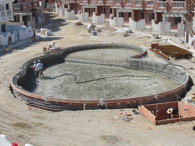 Se está construyendo una gran piscina circular en una obra en construcción.