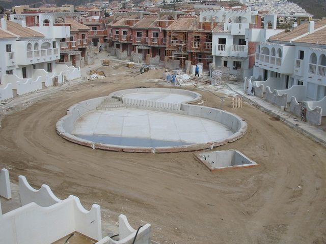 Una gran piscina en medio de un campo de tierra