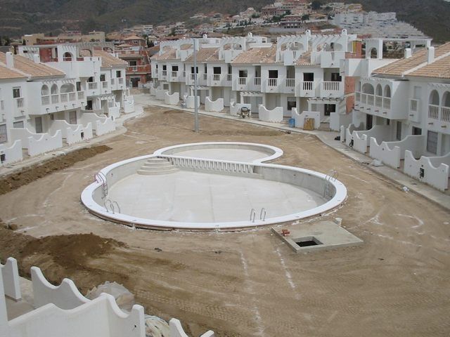 Una gran piscina en medio de una zona residencial.