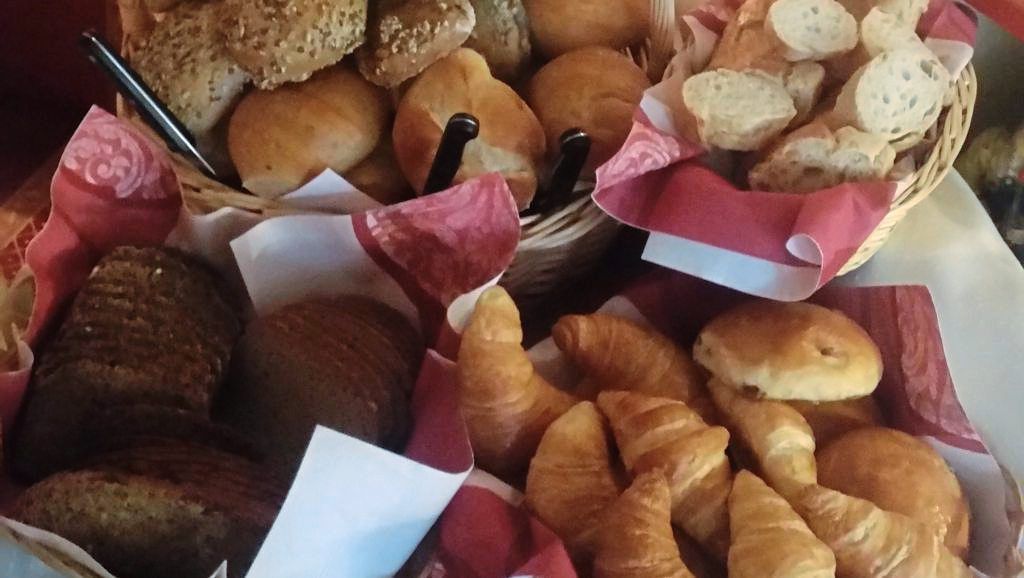 Korb mit Brötchen, Brot und Croissants in Nahaufnahme