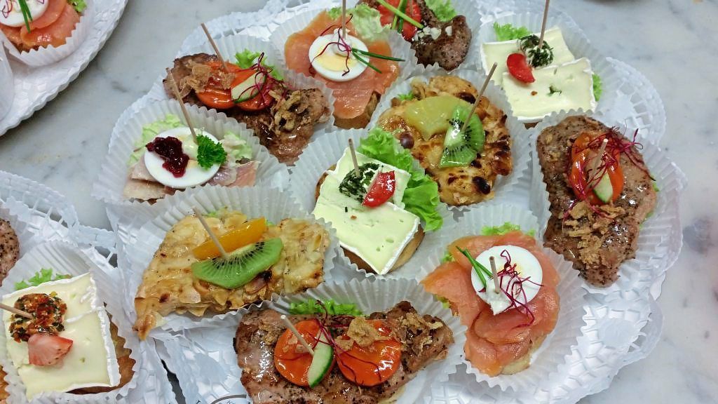 dekorierte Fisch-, Fleisch- und Käsehäppchen
