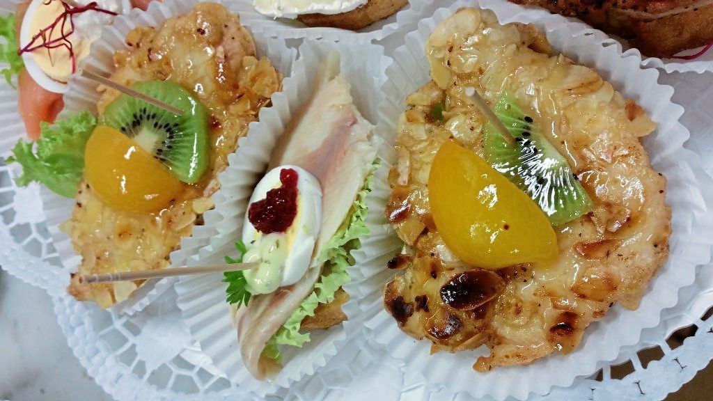 verschiedene Fisch- und Fleischhäppchen in Nahaufnahme