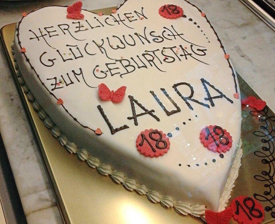 Geburtstagstorte in Herzform mit Namensverzierung