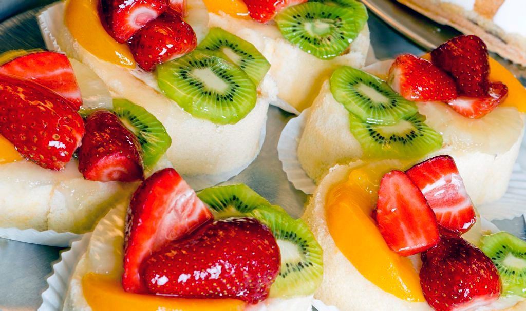 Teilchen mit Erdbeeren und Kiwis