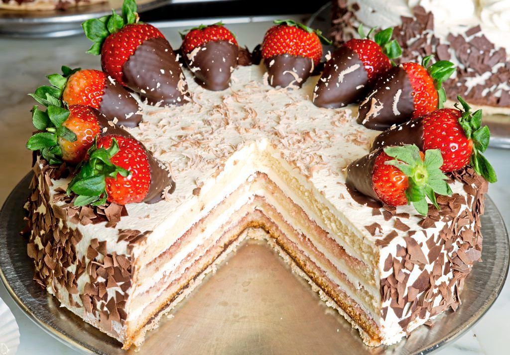 Torte mit Erdbeeren und Schokoraspeln