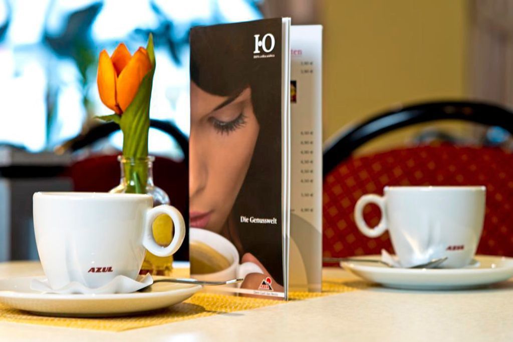 Kaffeekarte zwischen zwei Kaffeetassen