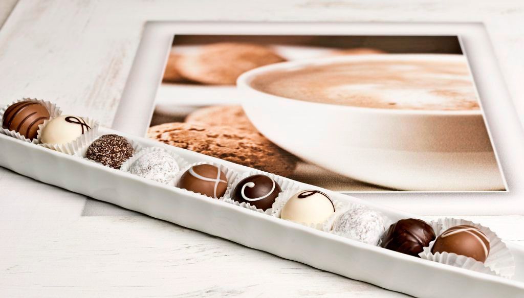 verschiedene Schokoladen-Pralinen in einer Reihe