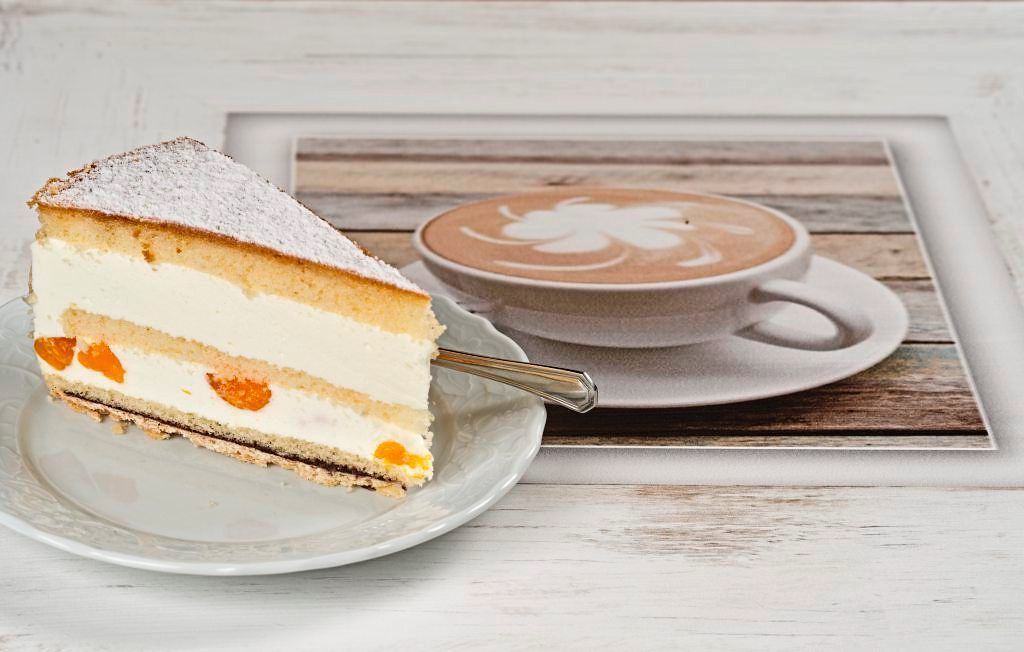 Stück Käse-Sahne-Torte mit Mandarinenstücken