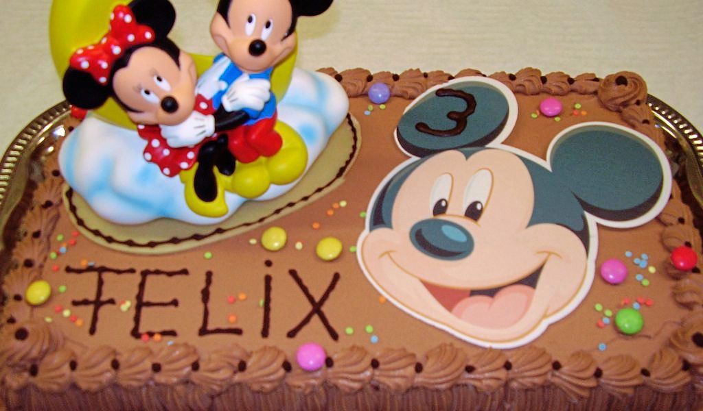 Mickey und Minnie Maus-Schokoladentorte für Kinder mit Namensverzierung aus Zuckerguss