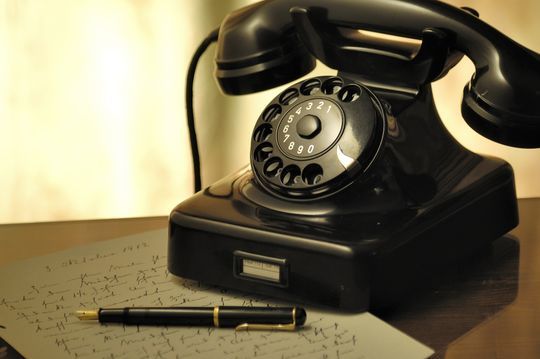 schwarzes, altes Telefon mit Wählscheibe