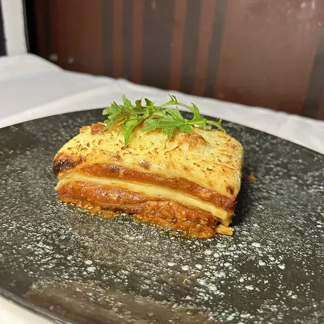 Un primer plano de un trozo de comida en un plato sobre una mesa.