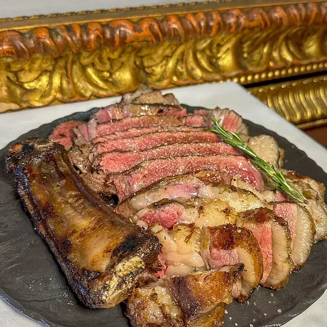 Un primer plano de un plato de carne sobre una mesa.