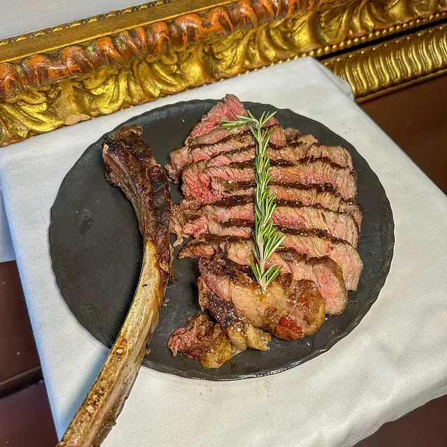 Un filete en un plato con hueso