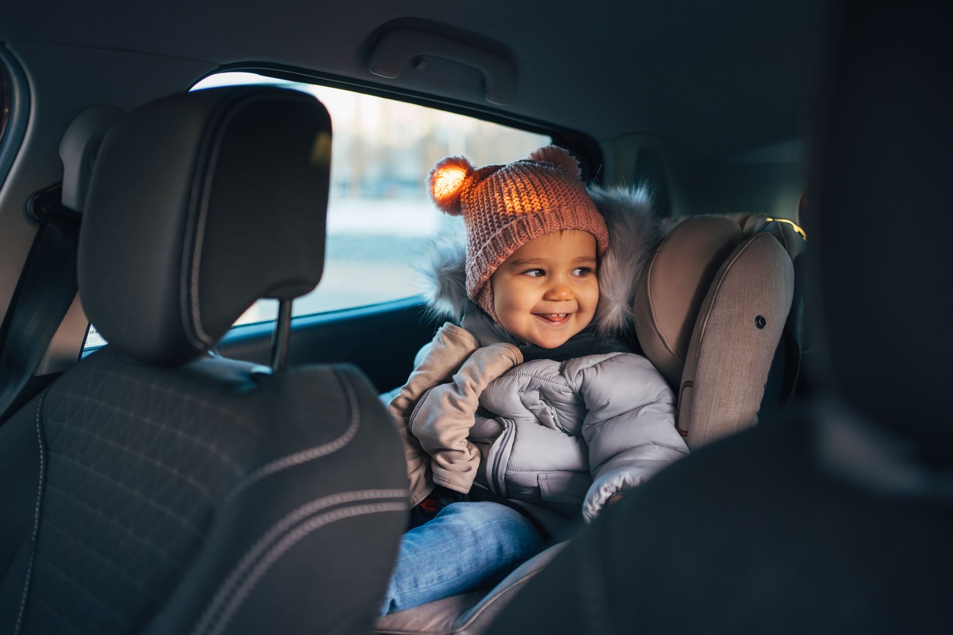 Un enfant à l'arrière d'un taxi