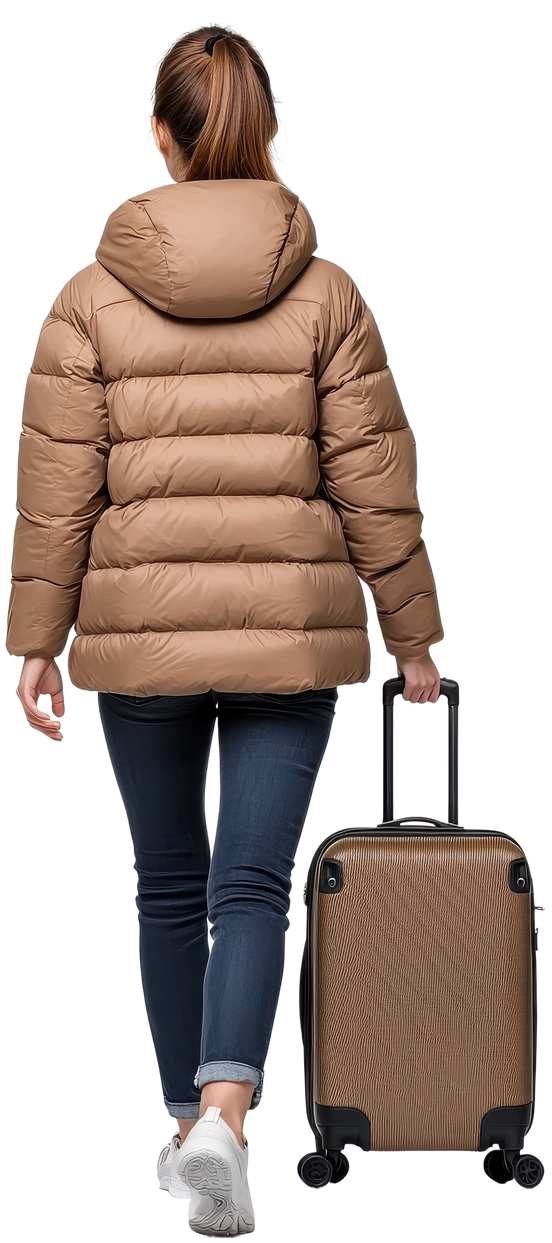 Femme de dos avec une valise à roulettes