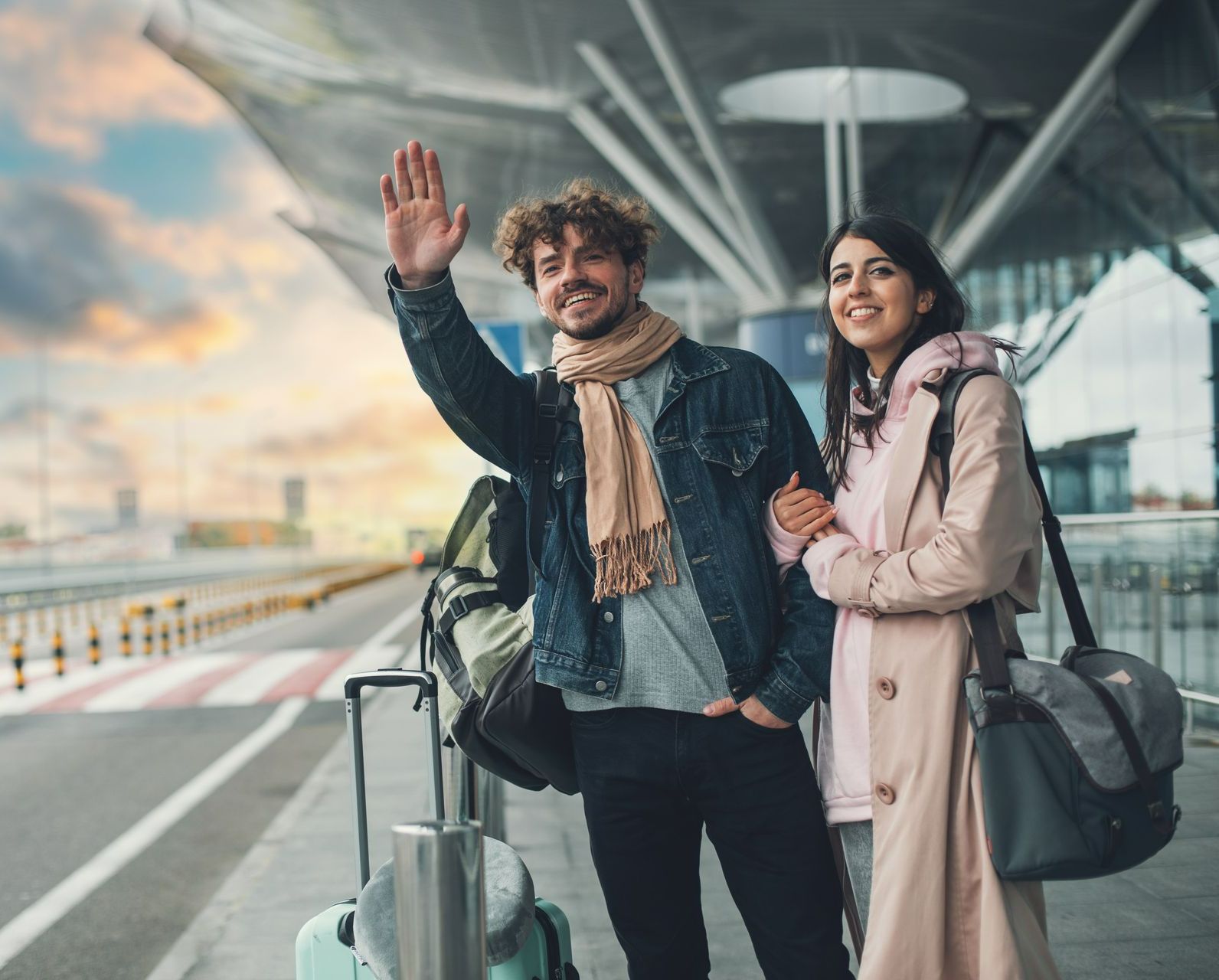 Un couple lève la main pour appeler un taxi