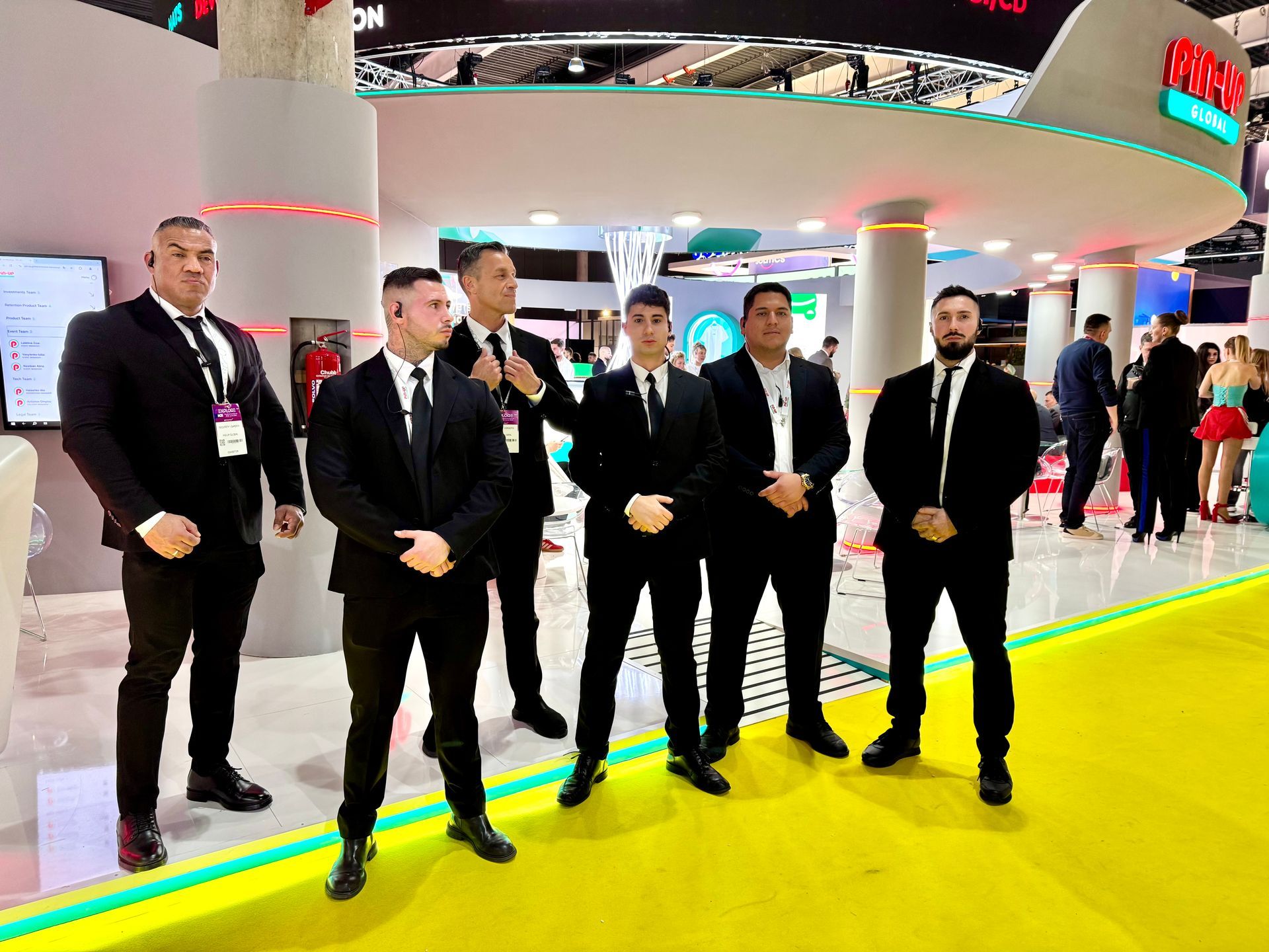 Un grupo de hombres con traje y corbata están parados uno al lado del otro en una habitación.