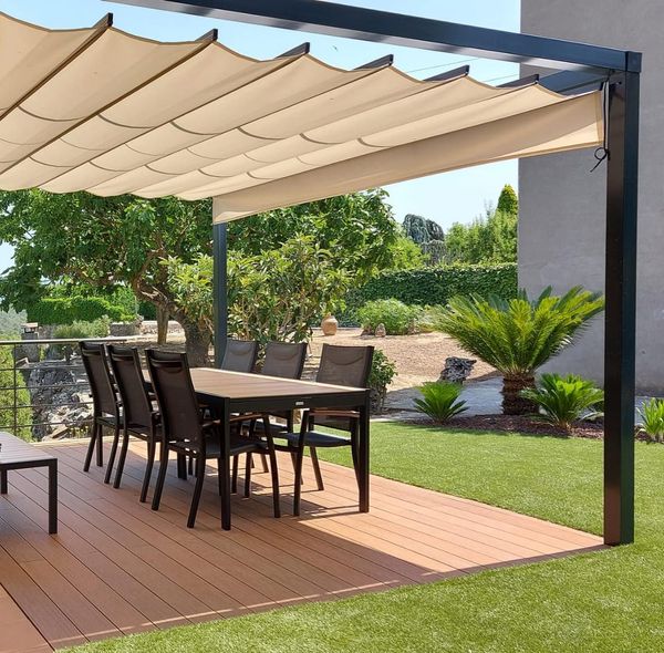 Un patio con una mesa y sillas bajo un dosel.