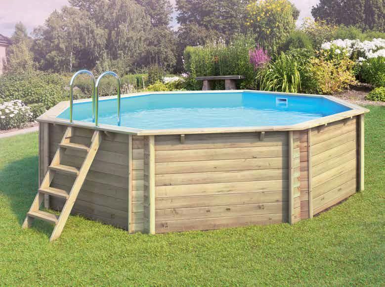 Una piscina de madera con una escalera adjunta se encuentra encima de un exuberante césped verde.