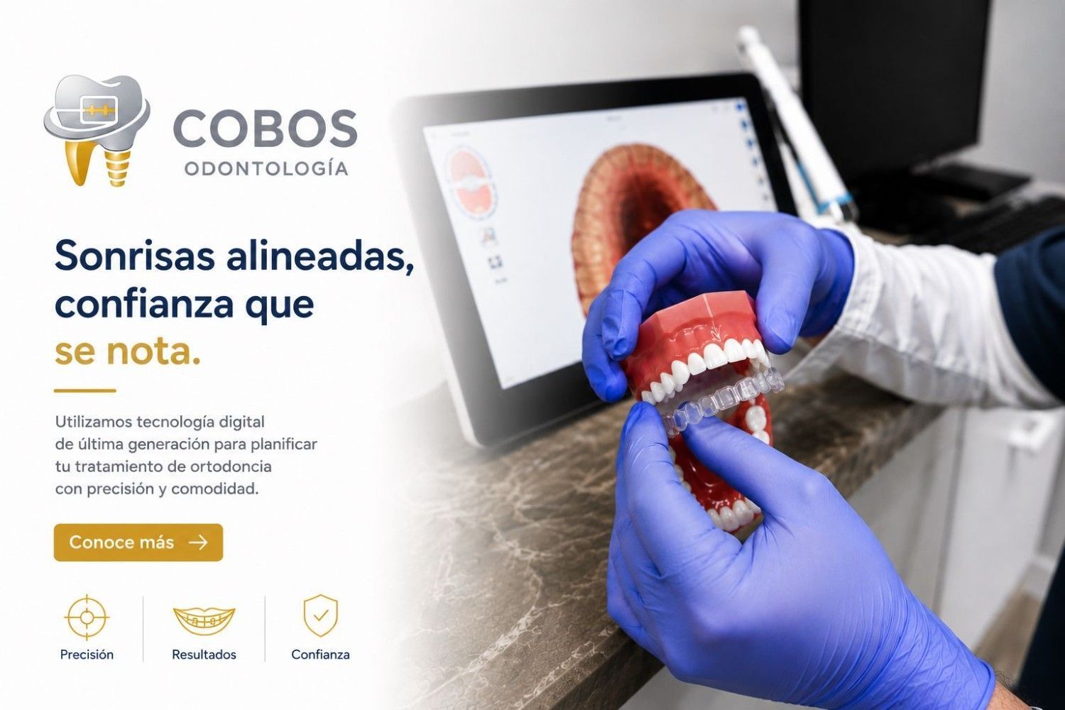 Manos enguantadas sosteniendo un modelo dental con dientes rojos y blancos durante una demostración de examen dental.