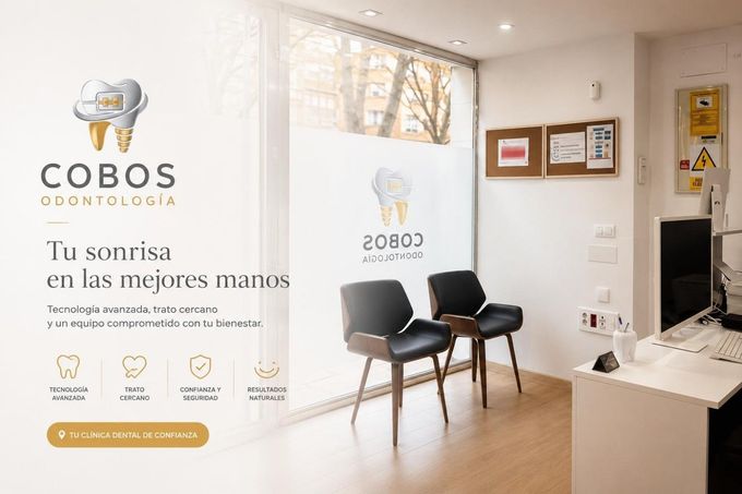 Sala de espera luminosa de la clínica, con sillas, escritorio