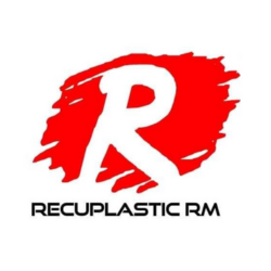Logotipo rojo y blanco para Recuplastic RM: "R" blanca sobre fondo de pincelada roja, texto debajo.