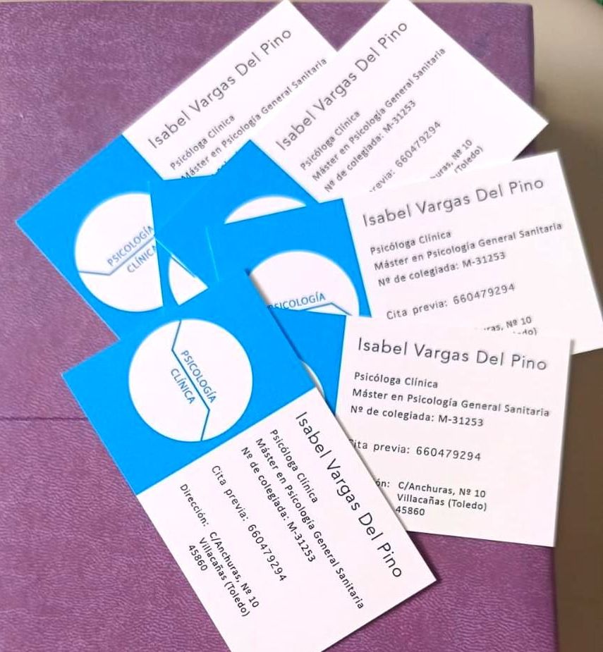 Un montón de tarjetas de presentación para Isabel Vargas del Pino.