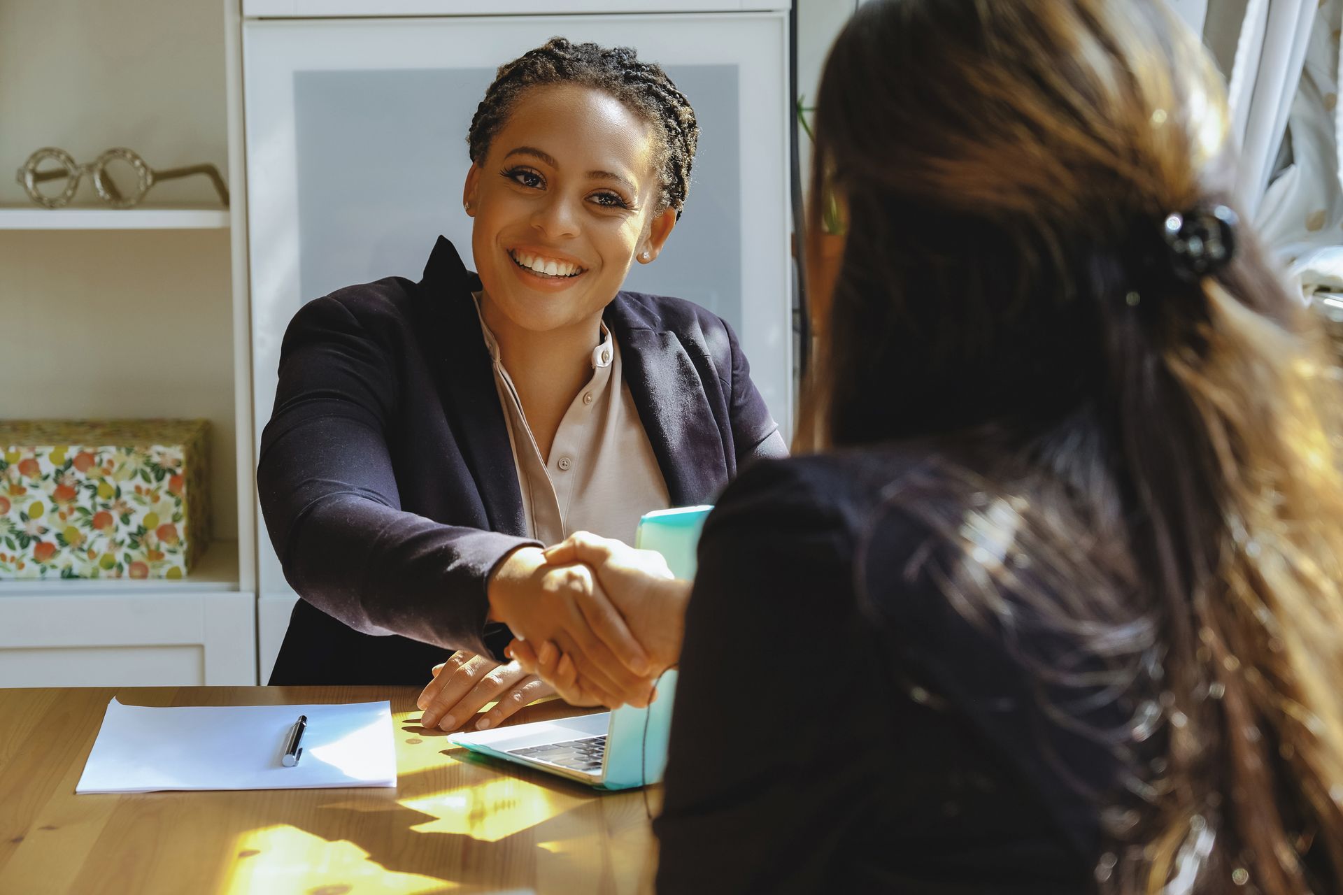 Jeune femme serrant la main d'une autre femme