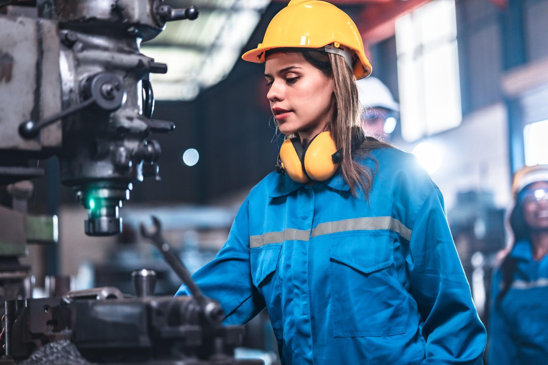 Femme travaillant sur une machine d'usine.