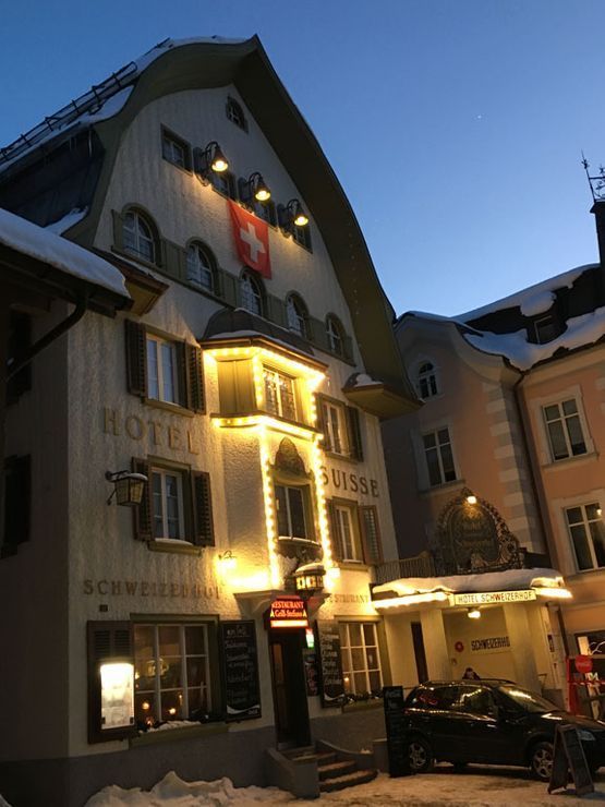 Frontansicht Nacht - Hotel Schweizerhof - Andermatt